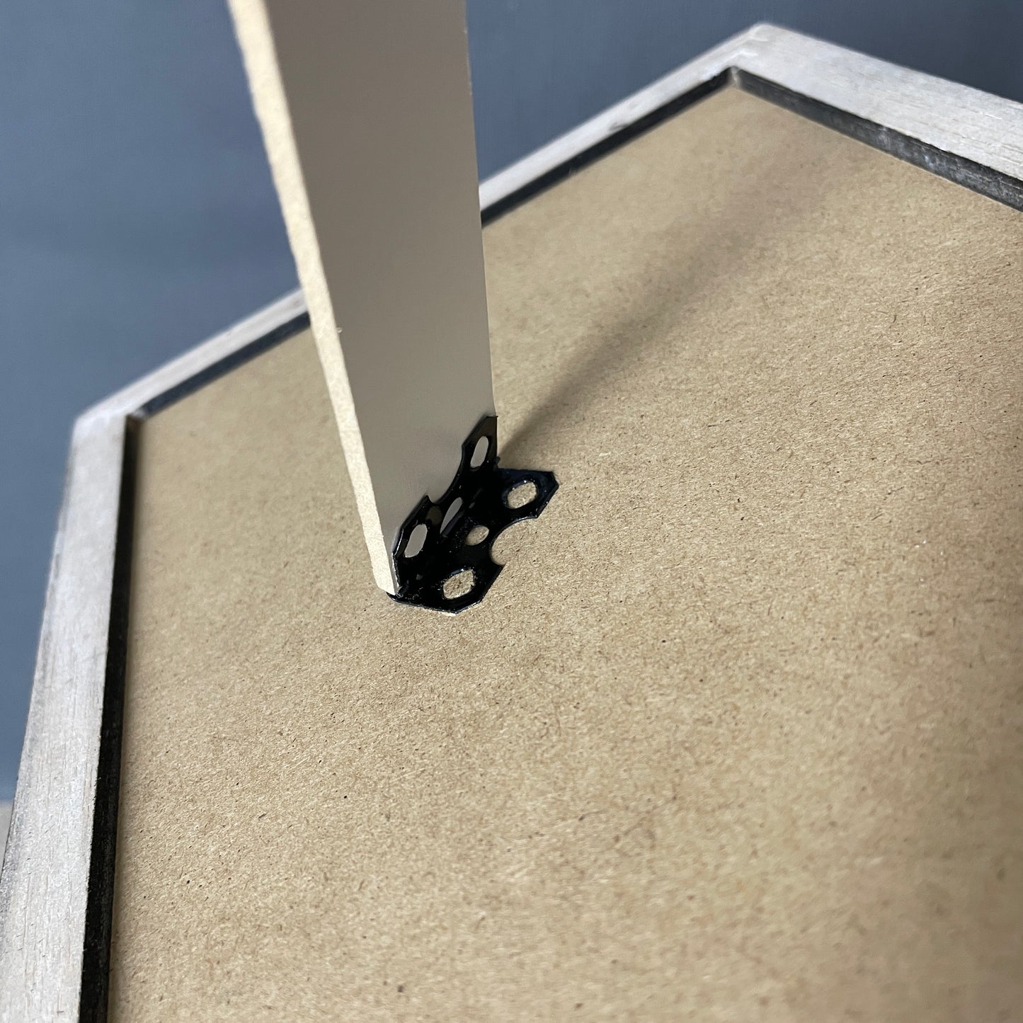 Porta Medallero de 20x30 cm con marco de madera pino, tapa y parante rígidos (sin vidrio)