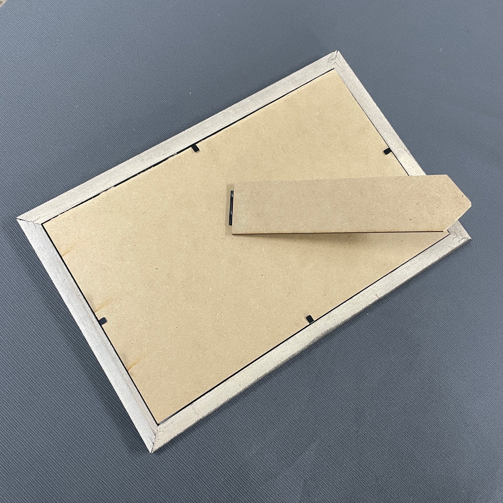 Porta Medallero de 20x30 cm con marco de madera pino, tapa y parante rígidos (sin vidrio) - Image 5