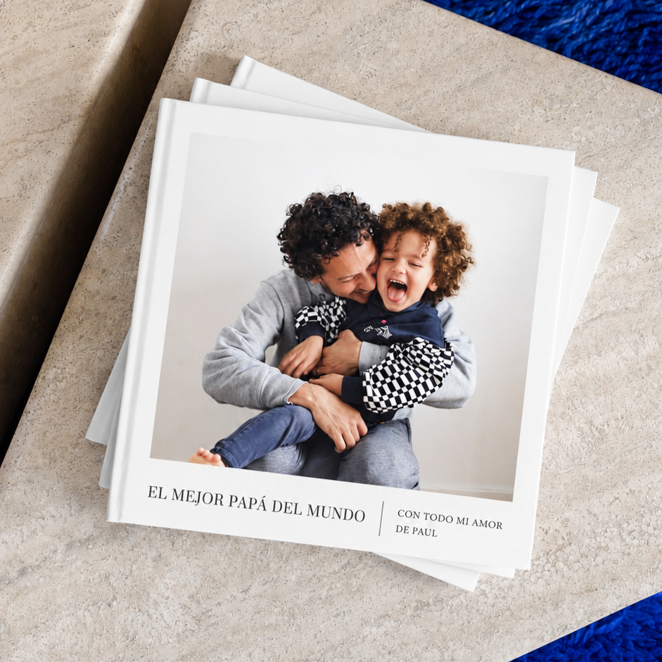 Album de 18x18 cm con Portada personalizada, tapa dura y diagramación automática