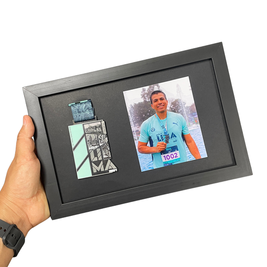 Porta Medallero de 20x30 cm con marco de madera pino, tapa y parante rígidos (sin vidrio)