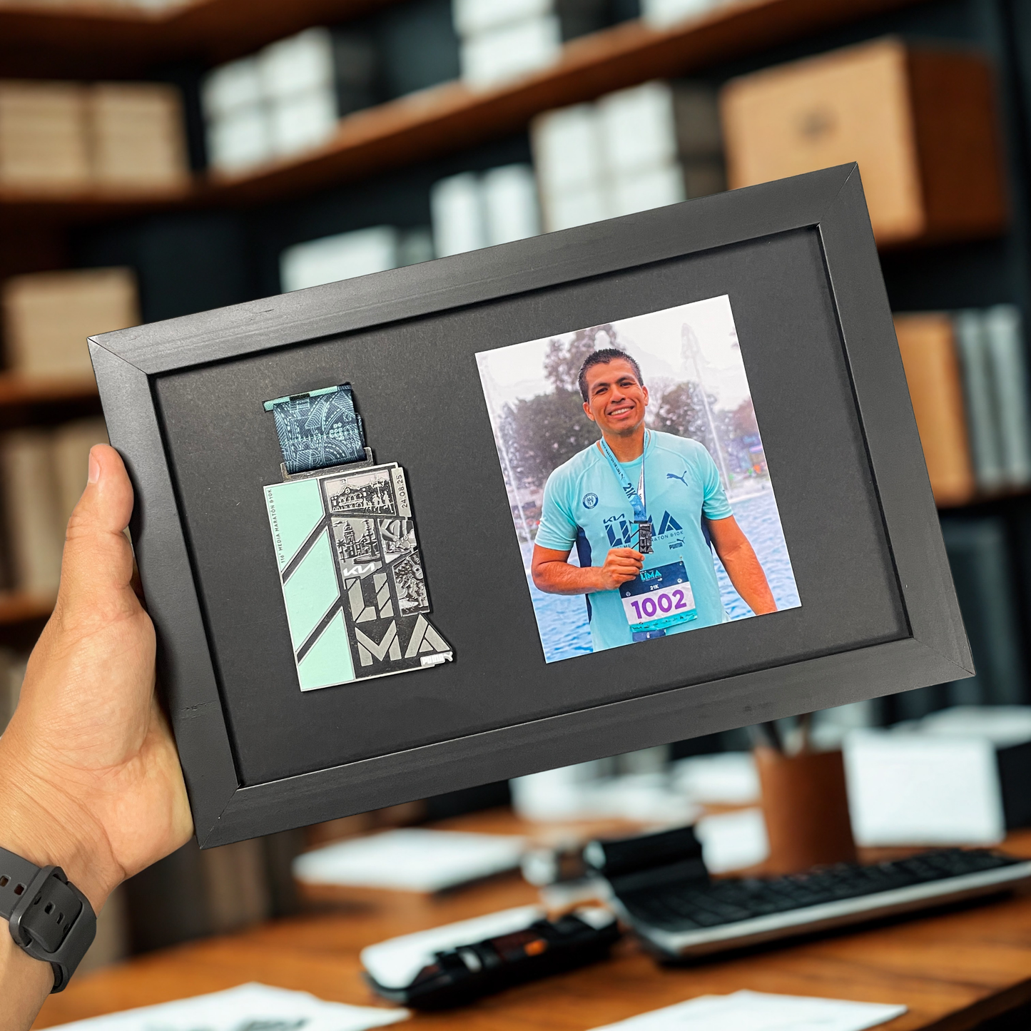 Porta Medallero de 20x30 cm con marco de madera pino, tapa y parante rígidos (sin vidrio)