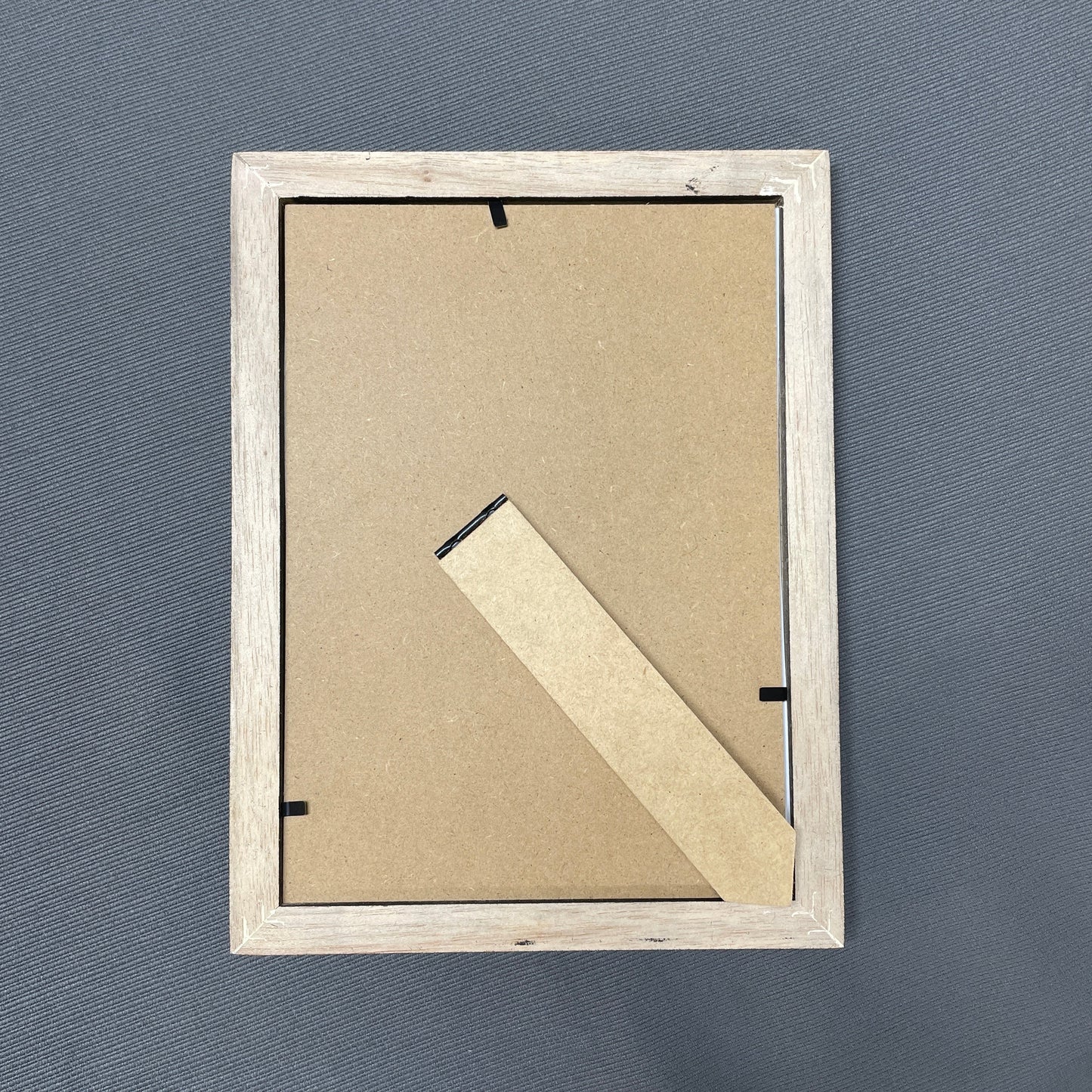 Portarretrato de 10x15 cm marco de madera pino, con vidrio, tapa y parante rígidos