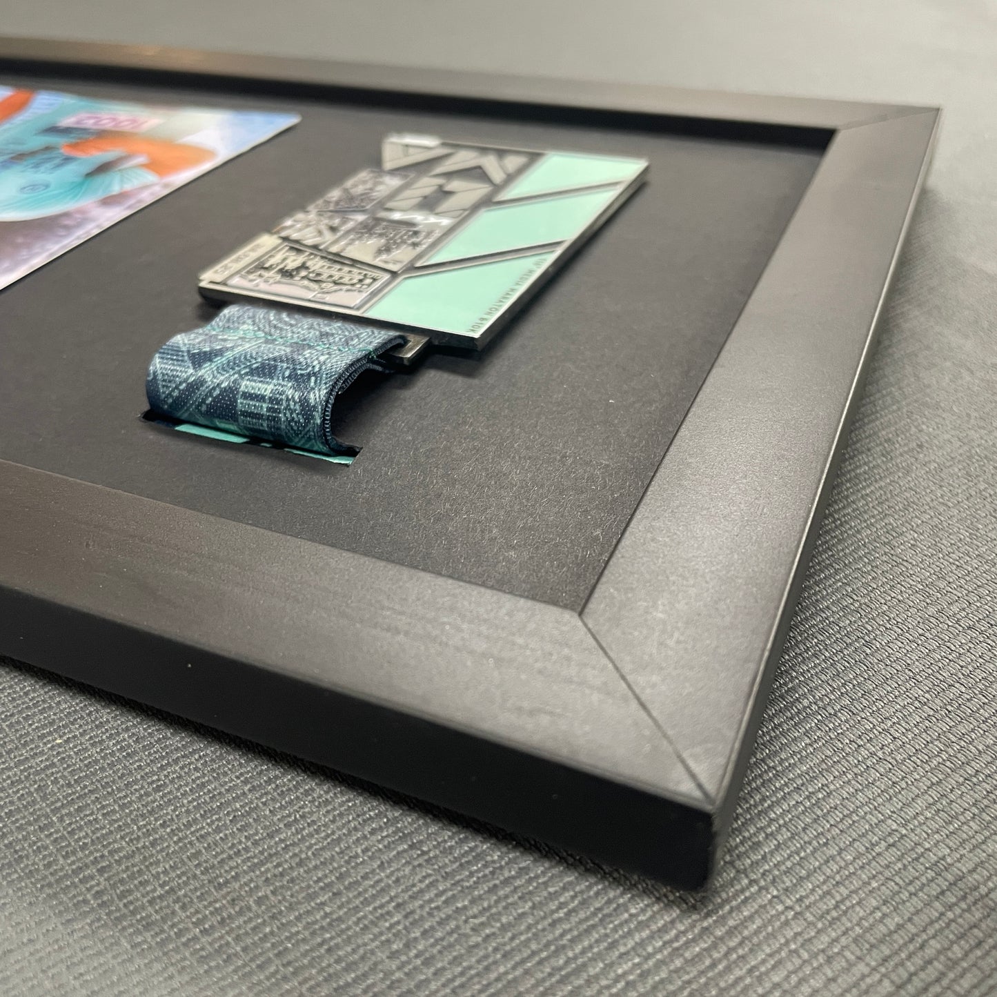 Porta Medallero de 20x30 cm con marco de madera pino, tapa y parante rígidos (sin vidrio)