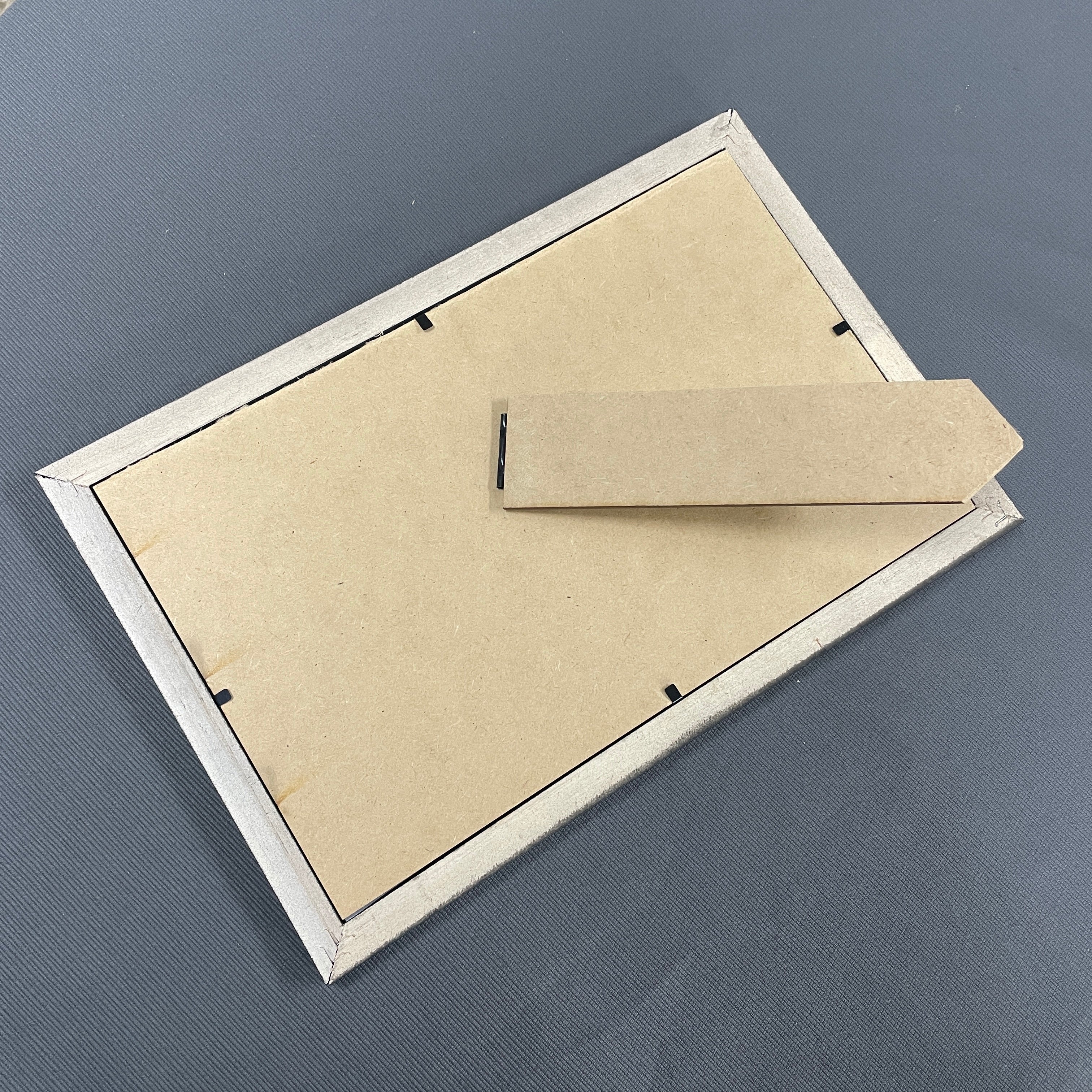 Porta Medallero de 20x30 cm con marco de madera pino, tapa y parante rígidos (sin vidrio) - Gallery 5