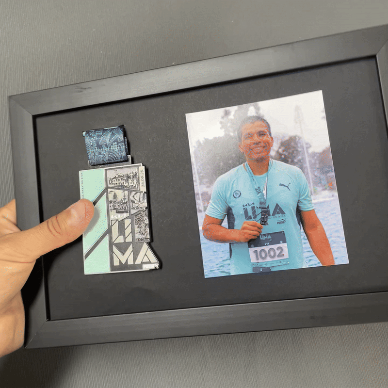 Porta Medallero de 20x30 cm con marco de madera pino, tapa y parante rígidos (sin vidrio)